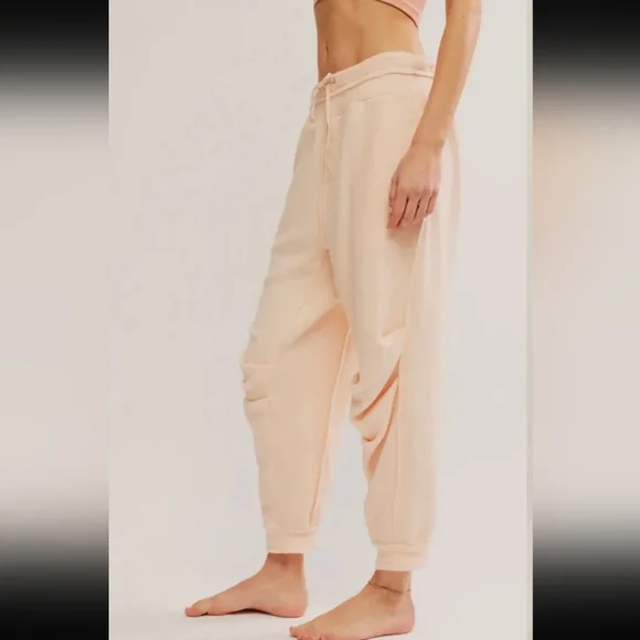 New! Free People Day Off Fleece Oversized Joggers in Tender Peach - Picture 2 of 7